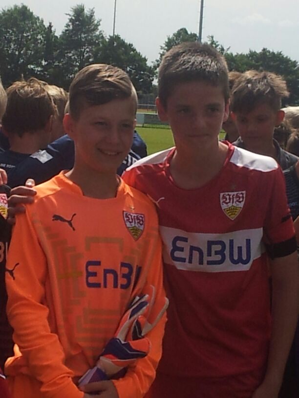 Jakov Šuver mit einer Jugendmannschaft im blauen Trikot