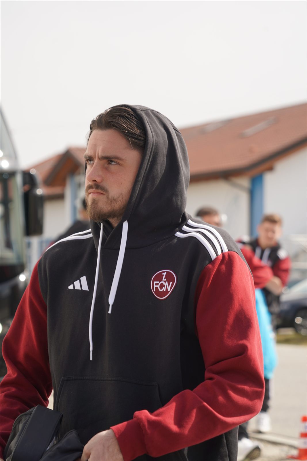 Jakov Šuver in der Trainingsjacke des 1. FC Nürnberg