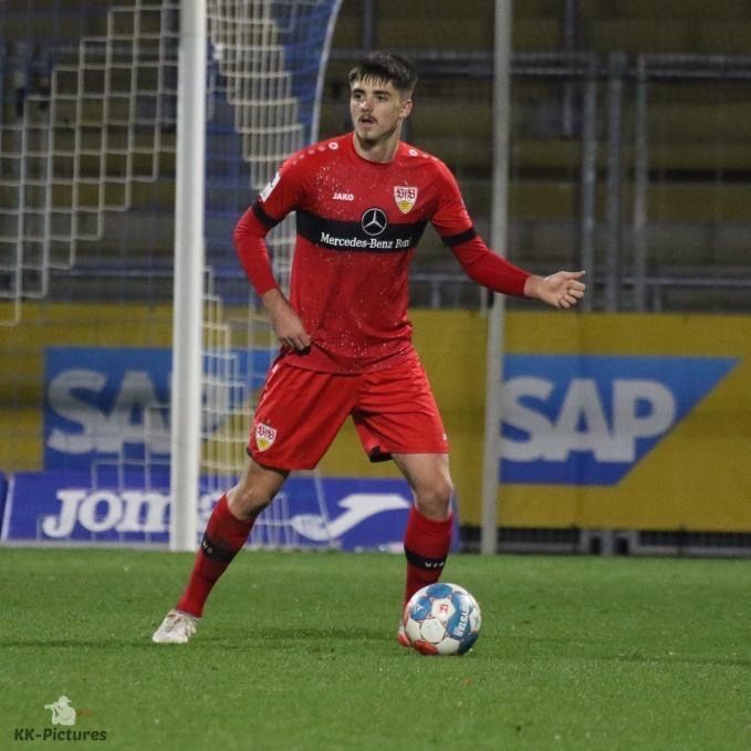 Jakov Šuver im Auswärtstrikot des VfB Stuttgart
