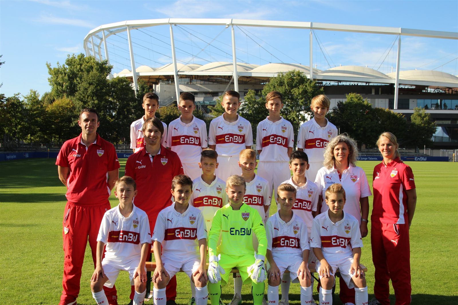 Jugendmannschaft des VfB Stuttgart vor der Mercedes-Benz Arena
